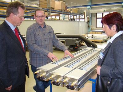 Walter Bauer (li.) und Bärbel Kehl-Maurer (re.) bei der Firma IST Metz.