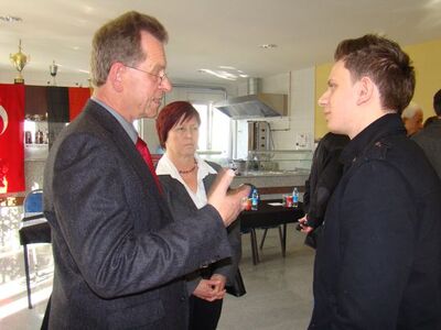 Walter Bauer (li.) und Bärbel Kehl-Maurer (2.v.li.) beim Deutsch-Türkischen Freundschaftsverein.