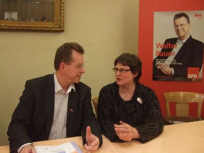 Walter Bauer diskutiert mit Leni Breymeier