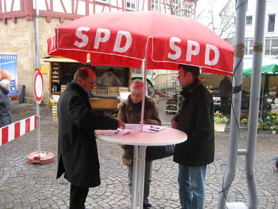 (von links nach rechts) Jörg Pauly, Ortsvereinsvorsitzender SPD LE, Bürgerin, Nils Schmid MdL SPD