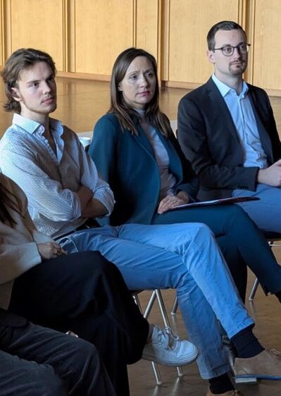 Gespannte Zuhörerschaft (v.r.n.l.): Tim Reeth (Landtagskandidat) mit Jasmina Hostert MdB und Joël Jetter (Stadtrat).