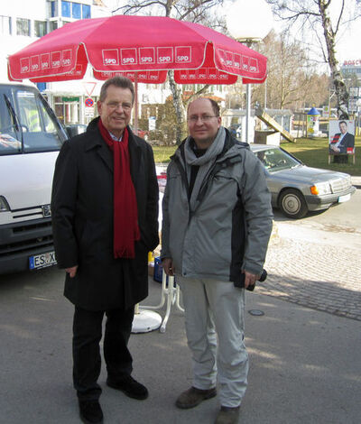 Walter Bauer (li.) und SPD-Ortsvereinsvorsitzender Jörg Pauly auf dem Markt in Leinfelden.