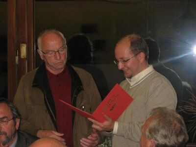 Jörg Pauly überreicht Georg Göpfert die Ehrenurkunde für 50jährige Mitgliedschaft.