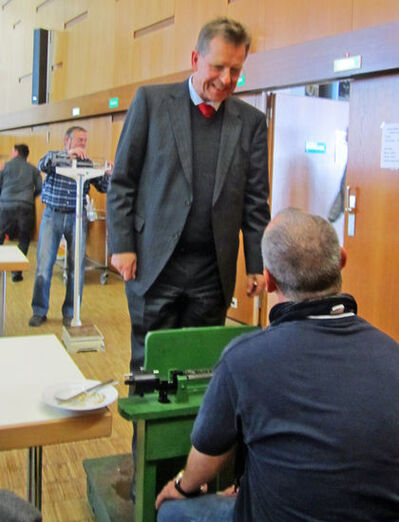 Walter Bauer auf der Waage